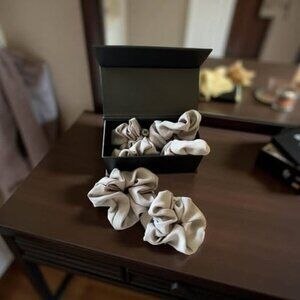 BEIGE FRENCHIE SET OF 6 SCRUNCHIES